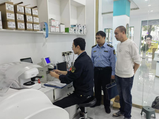 鉛山縣市管局開展驗配眼鏡店計量器具檢定和專項檢查 深化計量技術服務